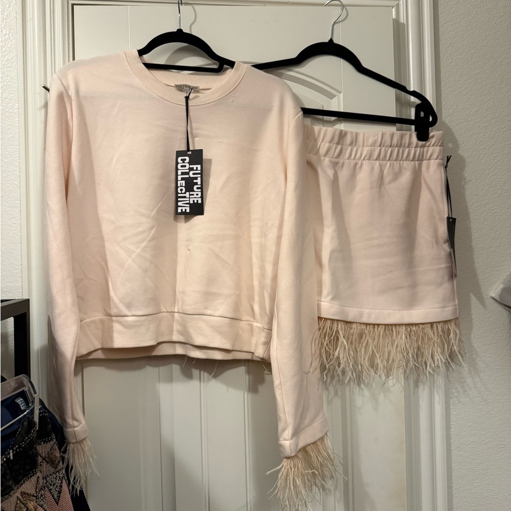 NWT Future Collective x Kahlana Barfield Brown Feather Trim Set light Pink Large
